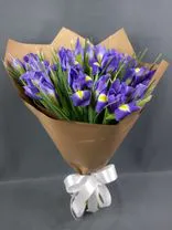 Фото флориста 1: Букет из 25 синих ирисов в крафте