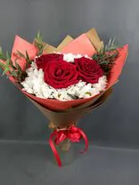 Фото флориста 1: Букет из белых хризантем и красных роз «Краски лета»