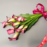 Маленькое фото 2: Букет из 7 калл «Розовый соблазн». Сервис доставки цветов AzaliaNow