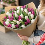 Маленькое фото 1: Букет из 50 белых и малиновых тюльпанов в крафтовой бумаге. Сервис доставки цветов AzaliaNow