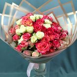 Фото флориста 5: Букет из 25 кустовых роз и рускуса в белой пленке с лентой