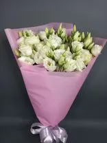 Фото флориста 1: Букет из 11 белых лизиантусов в фиолетовой пленке