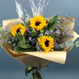 Фото флориста 3: Подсолнухи с лимониумом в джутовой сетке (3 цветка)