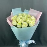 Фото флориста 1: Букет из 17 светло-бежевых роз в светло-розовой бумаге