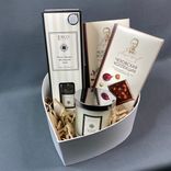 Фото флориста 1: Подарочный набор «Чеховская коллекция» с шоколадом, диффузором и свечой