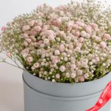 Маленькое фото 2: Букет из 15 розовых гипсофил в серой коробке