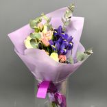Фото флориста 3: Букет из роз и ирисов «Пушкин»
