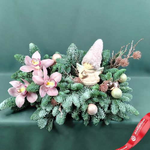 Фото 4: Новогодняя композиция «Пихтовые ветви с ангелом и орхидеями», D 45 см x H 25 см
