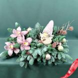 Маленькое фото 4: Новогодняя композиция «Пихтовые ветви с ангелом и орхидеями», D 45 см x H 25 см