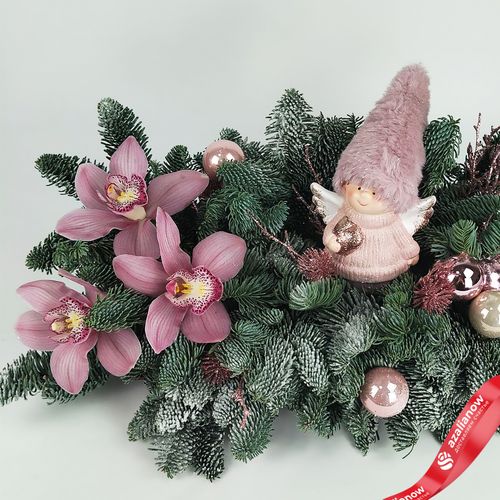 Фото 2: Новогодняя композиция «Пихтовые ветви с ангелом и орхидеями», D 45 см x H 25 см