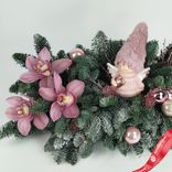 Маленькое фото 2: Новогодняя композиция «Пихтовые ветви с ангелом и орхидеями», D 45 см x H 25 см