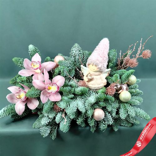 Фото 5: Новогодняя композиция «Пихтовые ветви с ангелом и орхидеями», D 45 см x H 25 см