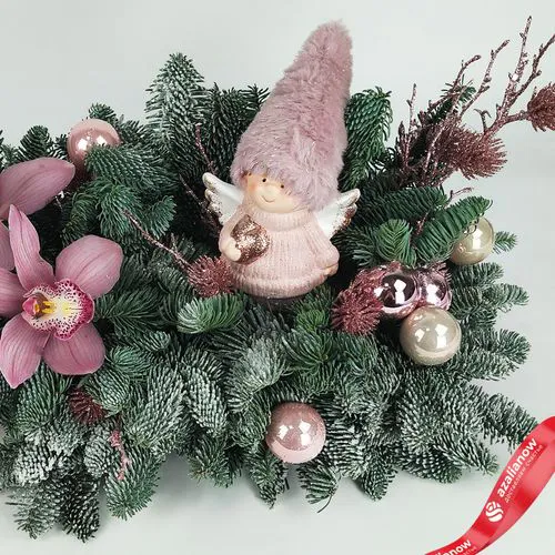 Фото 3: Новогодняя композиция «Пихтовые ветви с ангелом и орхидеями», D 45 см x H 25 см