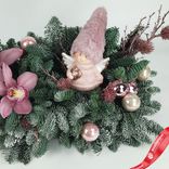 Маленькое фото 3: Новогодняя композиция «Пихтовые ветви с ангелом и орхидеями», D 45 см x H 25 см