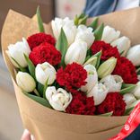 Маленькое фото 2: Букет из 19 белых тюльпанов и 8 красных гвоздик в крафте. Сервис доставки цветов AzaliaNow