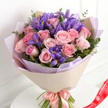 Маленькое фото 1: Букет из 15 розовых роз и 10 фиолетовых ирисов в бумаге