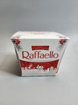 Конфеты в коробке Raffaello, с цельным миндальным орехом, в кокосовой обсыпке, 150 г. Фото флориста - 0