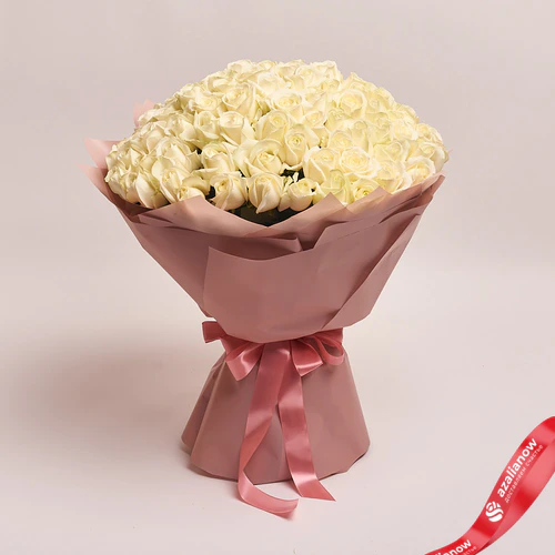 Фото 1: Букет из 101 белой розы в розовой упаковке. Сервис доставки цветов AzaliaNow