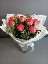 Букет из 9 красных пионов и эвкалипта в крафте. Фото флориста - 0