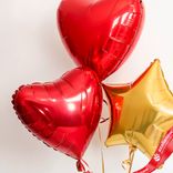 Маленькое фото 2: Композиция из 3 шаров с гелием, 2 красных сердца и 1 золотая звезда