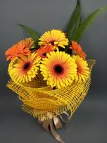 Фото флориста 1: Букет из 11 оранжевых гербер в сетке