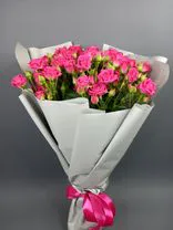 Фото флориста 2: Букет из 11 кустовых розовых роз в белой пленке