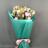 Фото флориста 2: Букет из 5 светло-розовых лизиантусов в бирюзовой бумаге