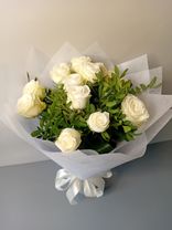 Фото флориста 5: Букет из 7 белых кустовых пионовидных роз
