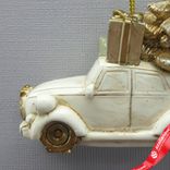 Маленькое фото 5: Украшение подвесное «Машинка с елочкой» (полирезин), Н6,5х7х3,5см, кремовый/золотой