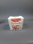 Фото флориста 4: Конфеты в коробке «Raffaello (Рафаэлло)», с цельным миндальным орехом, в кокосовой обсыпке, 150 г