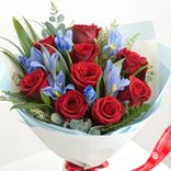 Маленькое фото 1: Букет из 9 красных роз и 6 синих ирисов в бумаге с зеленью