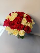 Букет из 25 красных и белых роз. Фото флориста - 1