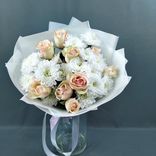 Фото флориста 4: Букет «Нежный аккорд» из белых кустовых хризантем и розовых роз
