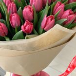 Маленькое фото 3: Букет из 30 розовых тюльпанов в бежевой бумаге с лентой. Сервис доставки цветов AzaliaNow