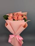 Фото флориста 1: Букет из 11 коралловых роз в крафте