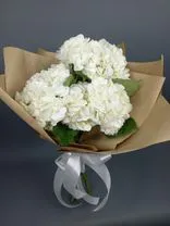 Фото флориста 1: Букет из 3 белых гортензий в крафте