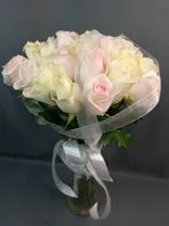 Фото флориста 2: Букет из белых и светло-розовых роз «Прикосновение»