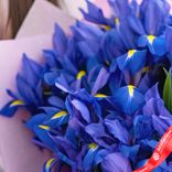 Маленькое фото 4: Букет из 45 синих ирисов в розовой бумаге. Сервис доставки цветов AzaliaNow