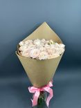 Фото флориста 1: Букет из 11 кустовых розовых роз в крафте