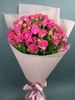 Фото флориста 4: Букет из 11 кустовых розовых роз в крафте с лентой