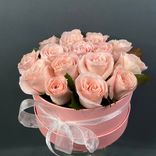 Фото флориста 1: Букет из 17 розовых роз в розовой коробке