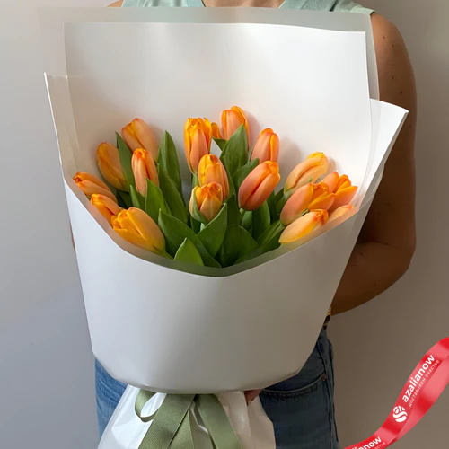 Фото 1: Букет из 17 оранжевых тюльпанов в белой упаковке. Сервис доставки цветов AzaliaNow