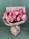 Фото флориста 1: Букет из 11 кустовых розовых роз в крафте с лентой