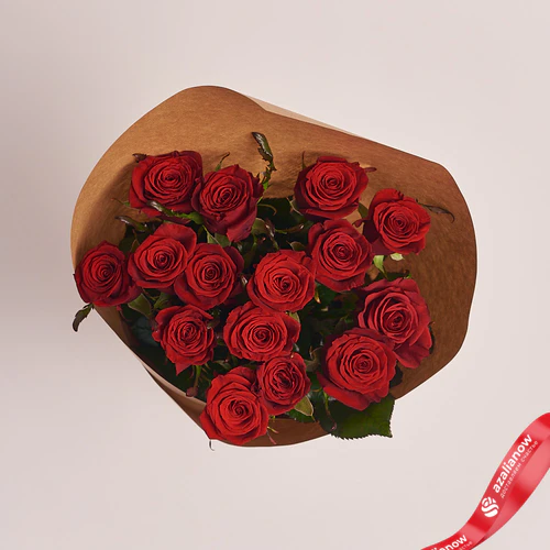 Фото 1: Букет из 15 красных роз в крафтовой бумаге. Сервис доставки цветов AzaliaNow