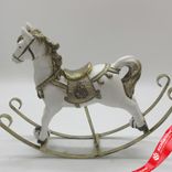 Маленькое фото 1: Сувенир «Лошадка» (полирезин), Н18х21х5,5см, белый/шампань