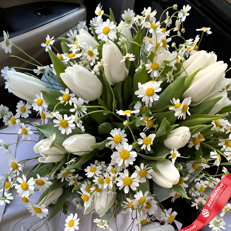 Фото 2: Букет из 15 белых тюльпанов и 10 ромашек. Сервис доставки цветов AzaliaNow