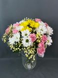 Фото флориста 2: Букет из хризантем, роз и гипсофил «Розовое блаженство»