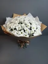 Букет из 9 белых хризантем в крафте. Фото флориста - 0