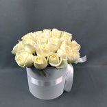 Фото флориста 1: Акция! Букет из 19 белых роз «Коробочка белых роз»