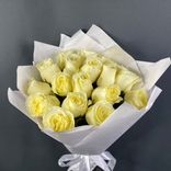 Фото флориста 2: Букет из 17 белых роз в белой бумаге